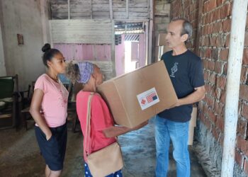 Entrega de ayuda humanitaria de EE.UU a damnificados del huracán Melissa en el oriente de Cuba, a través de la organización católica Cáritas. Foto: caritascuba.org