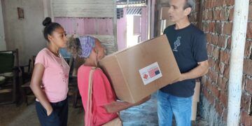 Entrega de ayuda humanitaria de EE.UU a damnificados del huracán Melissa en el oriente de Cuba, a través de la organización católica Cáritas. Foto: caritascuba.org