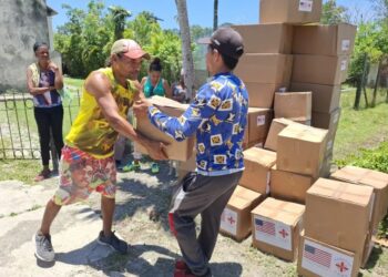 Entrega de ayuda humanitaria de EE.UU a damnificados del huracán Melissa en el oriente de Cuba, a través de la organización católica Cáritas. Foto: caritascuba.org