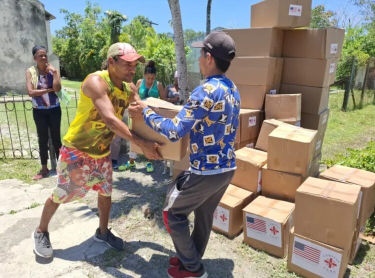 Entrega de ayuda humanitaria de EE.UU a damnificados del huracán Melissa en el oriente de Cuba, a través de la organización católica Cáritas. Foto: caritascuba.org