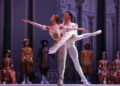 Integrantes del Ballet Nacional de Cuba (BNC) se presentan en la sala Avellaneda del Teatro Nacional este viernes, en La Habana (Cuba). EFE/ Ernesto Mastrascusa.