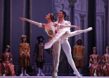 Integrantes del Ballet Nacional de Cuba (BNC) se presentan en la sala Avellaneda del Teatro Nacional este viernes, en La Habana (Cuba). EFE/ Ernesto Mastrascusa.