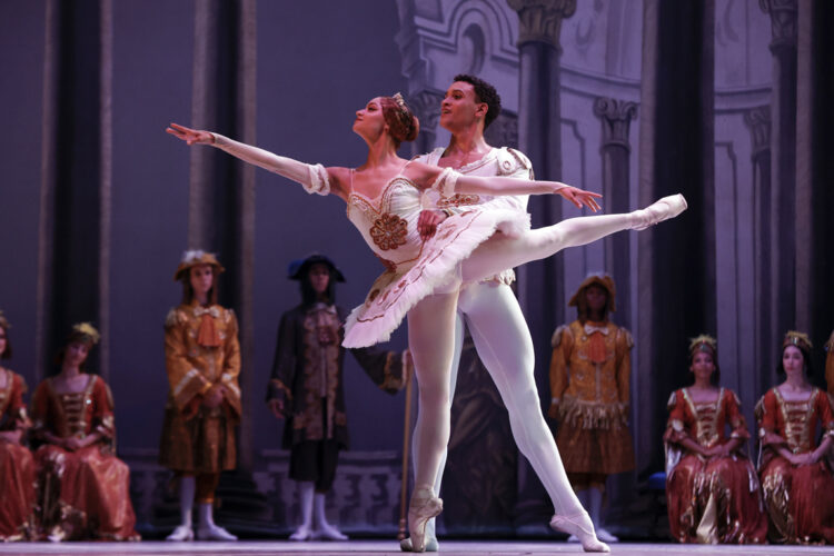 Integrantes del Ballet Nacional de Cuba (BNC) se presentan en la sala Avellaneda del Teatro Nacional este viernes, en La Habana (Cuba). EFE/ Ernesto Mastrascusa.