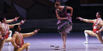Integrantes del Ballet Nacional de Cuba (BNC) se presentan en la sala Avellaneda del Teatro Nacional, en La Habana (Cuba). Foto: Ernesto Mastrascusa/EFE