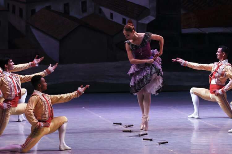 Integrantes del Ballet Nacional de Cuba (BNC) se presentan en la sala Avellaneda del Teatro Nacional, en La Habana (Cuba). Foto: Ernesto Mastrascusa/EFE