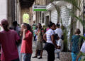 ersonas esperando afuera de un banco, en La Habana. Foto: Ernesto Mastrascusa/ EFE.