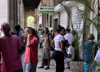 ersonas esperando afuera de un banco, en La Habana. Foto: Ernesto Mastrascusa/ EFE.