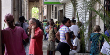 ersonas esperando afuera de un banco, en La Habana. Foto: Ernesto Mastrascusa/ EFE.