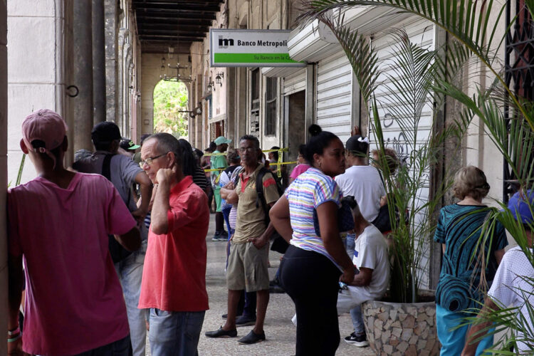 ersonas esperando afuera de un banco, en La Habana. Foto: Ernesto Mastrascusa/ EFE.