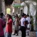 ersonas esperando afuera de un banco, en La Habana. Foto: Ernesto Mastrascusa/ EFE.