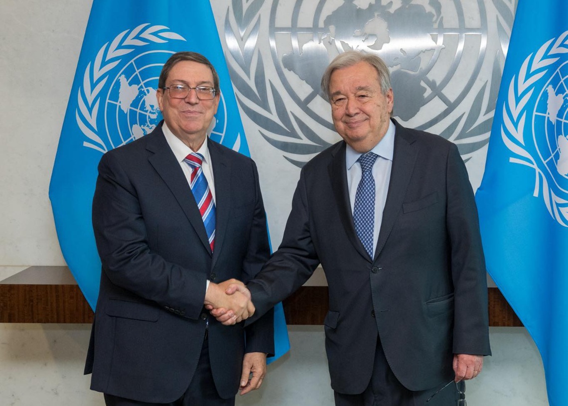 El ministro cubano de Relaciones Exteriores, Bruno Rodríguez Parrilla, (izq), con el secretario general de la ONU, Antonio Guterres, durante un encuentro en Nueva York. Foto: Tomada del perfil de Facebook del Minrex.