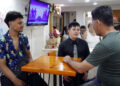 El joven Livan Valle (c), habla con clientes en la cafetería donde trabaja el 9 de mayo de 2026 en La Habana. Foto: EFE/ Ernesto Mastrascusa.