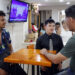El joven Livan Valle (c), habla con clientes en la cafetería donde trabaja el 9 de mayo de 2026 en La Habana. Foto: EFE/ Ernesto Mastrascusa.