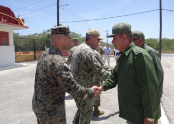 "Por acuerdo de ambas partes se produjo el 29 de mayo 2026 una reunión entre el jefe del Comando Sur de Estados Unidos, General Francis L. Donovan y el Viceministro Primero Jefe del Estado Mayor General de las Fuerzas Armadas Revolucionarias General de Cuerpo Ejército Roberto Legrá Sotolongo", informó el MINFAR. Foto: MINFAR/Facebook.