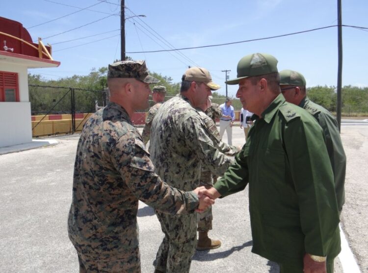 "Por acuerdo de ambas partes se produjo el 29 de mayo 2026 una reunión entre el jefe del Comando Sur de Estados Unidos, General Francis L. Donovan y el Viceministro Primero Jefe del Estado Mayor General de las Fuerzas Armadas Revolucionarias General de Cuerpo Ejército Roberto Legrá Sotolongo", informó el MINFAR. Foto: MINFAR/Facebook.