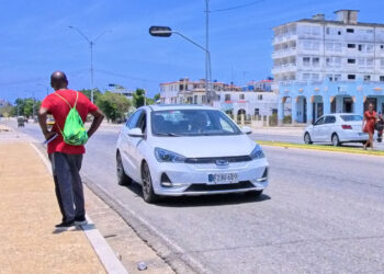 Un hombre aguarda en una calle este martes, en La Habana. Foto:  Ernesto Mastrascusa/EFE.