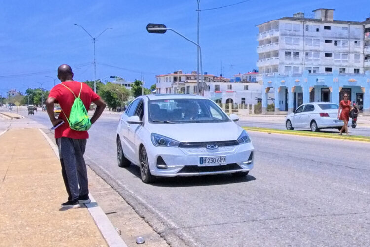 Un hombre aguarda en una calle este martes, en La Habana. Foto:  Ernesto Mastrascusa/EFE.