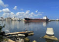 Un buque en el puerto de la bahía de La Habana. Foto: EFE/ Felipe Borrego