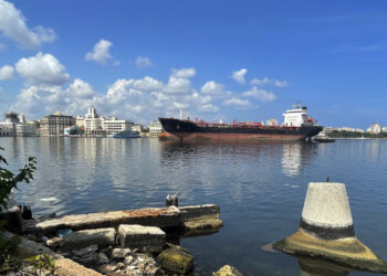 Un buque en el puerto de la bahía de La Habana. Foto: EFE/ Felipe Borrego