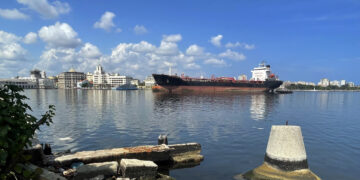 Un buque en el puerto de la bahía de La Habana. Foto: EFE/ Felipe Borrego