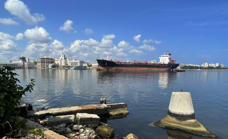 Un buque en el puerto de la bahía de La Habana. Foto: EFE/ Felipe Borrego