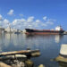 Un buque en el puerto de la bahía de La Habana. Foto: EFE/ Felipe Borrego