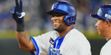 El cubano Dayán Viciedo anunció su adiós de la Liga Profesional Japonesa de Béisbol. Foto: @ydb_yokohama / X.