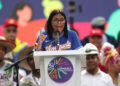 La presidenta encargada de Venezuela, Delcy Rodríguez, habla en un acto en Caracas, Venezuela, el 30 de abril de 2026. Foto: Ronald Pena R / EFE.