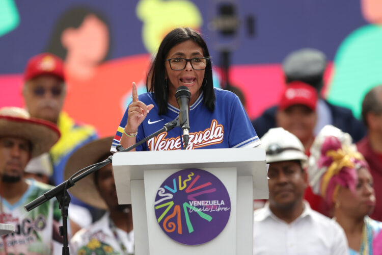 La presidenta encargada de Venezuela, Delcy Rodríguez, habla en un acto en Caracas, Venezuela, el 30 de abril de 2026. Foto: Ronald Pena R / EFE.