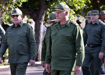 Imagen de archivo del presidente de Cuba, Miguel Díaz-Canel (c), el ministro del Interior, Lázaro Alberto Álvarez Casas (i), y otros oficiales durante un acto en La Habana. Foto: Ernesto Mastrascusa / EFE / Archivo.