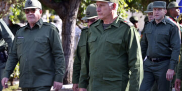 Imagen de archivo del presidente de Cuba, Miguel Díaz-Canel (c), el ministro del Interior, Lázaro Alberto Álvarez Casas (i), y otros oficiales durante un acto en La Habana. Foto: Ernesto Mastrascusa / EFE / Archivo.
