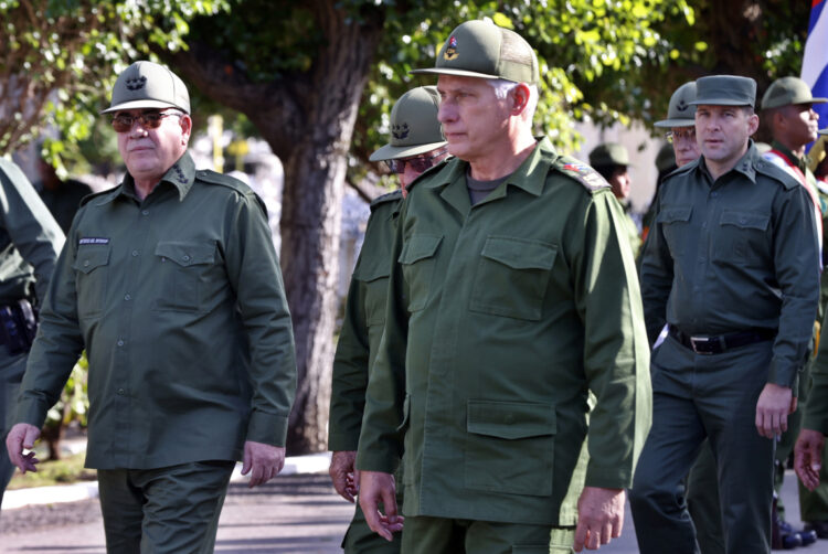 Imagen de archivo del presidente de Cuba, Miguel Díaz-Canel (c), el ministro del Interior, Lázaro Alberto Álvarez Casas (i), y otros oficiales durante un acto en La Habana. Foto: Ernesto Mastrascusa / EFE / Archivo.
