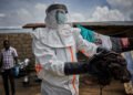 Un equipo sanitario desinfecta y descontamina la vivienda de Paliku Simiwira, RD Congo. Foto: Hugh Kinsella Cunninham/EFE/EPA