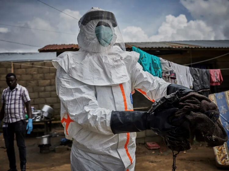 Un equipo sanitario desinfecta y descontamina la vivienda de Paliku Simiwira, RD Congo. Foto: Hugh Kinsella Cunninham/EFE/EPA