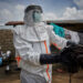 Un equipo sanitario desinfecta y descontamina la vivienda de Paliku Simiwira, RD Congo. Foto: Hugh Kinsella Cunninham/EFE/EPA