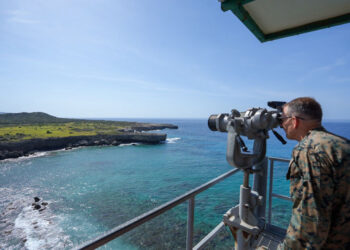 El general Francis L. Donovan durante una inspección en la Estación Naval de Guantánamo. Foto: @Southcom /EFE/