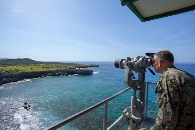 El general Francis L. Donovan durante una inspección en la Estación Naval de Guantánamo. Foto: @Southcom /EFE/