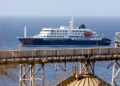 Crucero holandés MV Hondius se encuentra anclado frente a la costa de la ciudad de Praia, en la isla de Santiago, Cabo Verde, este lunes.Foto: EFE/ Elton Monteiro