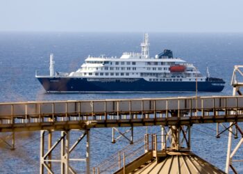 Crucero holandés MV Hondius se encuentra anclado frente a la costa de la ciudad de Praia, en la isla de Santiago, Cabo Verde, este lunes.Foto: EFE/ Elton Monteiro