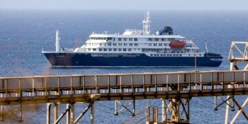 Crucero holandés MV Hondius se encuentra anclado frente a la costa de la ciudad de Praia, en la isla de Santiago, Cabo Verde, este lunes.Foto: EFE/ Elton Monteiro