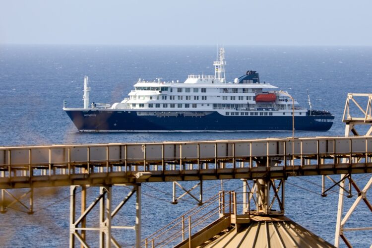 Crucero holandés MV Hondius se encuentra anclado frente a la costa de la ciudad de Praia, en la isla de Santiago, Cabo Verde, este lunes.Foto: EFE/ Elton Monteiro