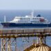 Crucero holandés MV Hondius se encuentra anclado frente a la costa de la ciudad de Praia, en la isla de Santiago, Cabo Verde, este lunes.Foto: EFE/ Elton Monteiro