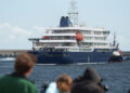 El crucero MV Hondius, afectado por varios casos de hantavirus, fondeado en el interior del puerto de Granadilla de Abona (Tenerife). Foto: Ramón de la Rocha/EFE.
