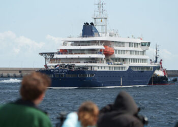El crucero MV Hondius, afectado por varios casos de hantavirus, fondeado en el interior del puerto de Granadilla de Abona (Tenerife). Foto: Ramón de la Rocha/EFE.