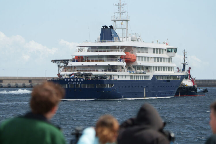 El crucero MV Hondius, afectado por varios casos de hantavirus, fondeado en el interior del puerto de Granadilla de Abona (Tenerife). Foto: Ramón de la Rocha/EFE.
