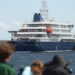 El crucero MV Hondius, afectado por varios casos de hantavirus, fondeado en el interior del puerto de Granadilla de Abona (Tenerife). Foto: Ramón de la Rocha/EFE.