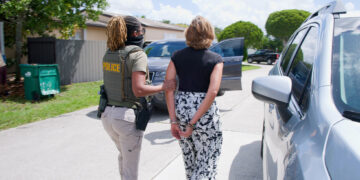Fotografía difundida en la cuenta en X @HSI_HQ de la Oficina de Investigaciones de Seguridad Nacional (HSI) que muestra el arresto en Miami de la ciudadana cubana Adys Lastres Morera, hermana de la presidenta del conglomerado militar Gaesa. Foto: @HSI_HQ / EFE.