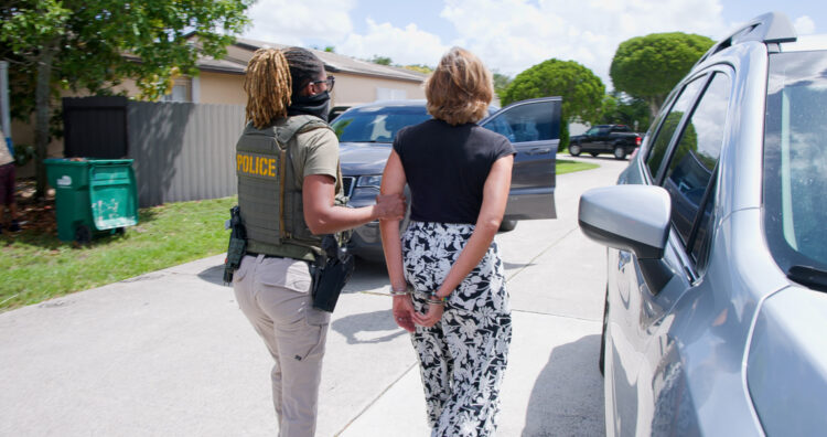 Fotografía difundida en la cuenta en X @HSI_HQ de la Oficina de Investigaciones de Seguridad Nacional (HSI) que muestra el arresto en Miami de la ciudadana cubana Adys Lastres Morera, hermana de la presidenta del conglomerado militar Gaesa. Foto: @HSI_HQ / EFE.