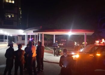 Autoridades y bomberos responden a un incendio en el hospital Manuel Fajardo de La Habana. Foto: Tomada del perfil de Facebook del periodista Lázaro Manuel Alonso.