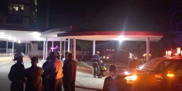 Autoridades y bomberos responden a un incendio en el hospital Manuel Fajardo de La Habana. Foto: Tomada del perfil de Facebook del periodista Lázaro Manuel Alonso.